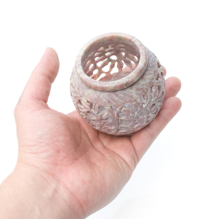 ソープストーン丸型キャンドル&お香立て - 枝模様 8 - 手に取るとこれくらいの大きさです。