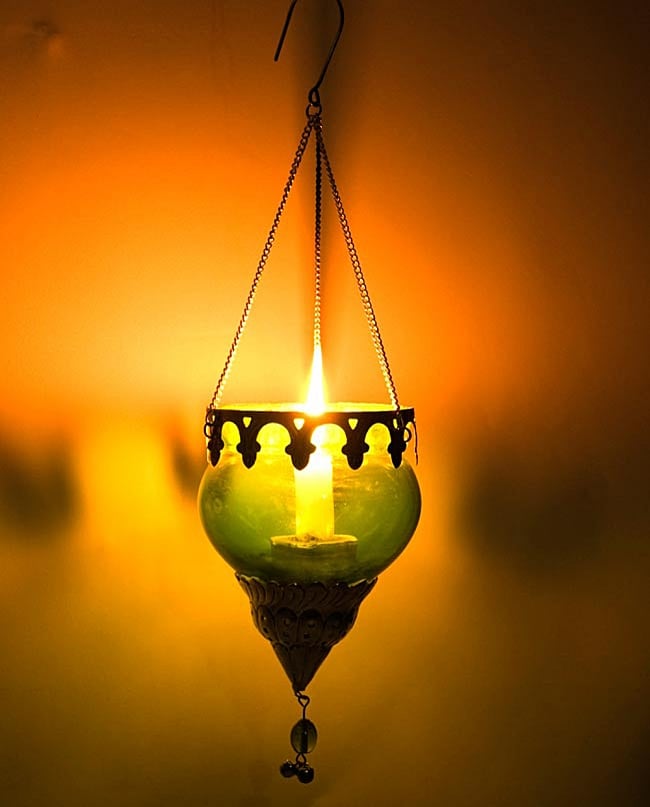 【インド品質・ワケアリ】丸型ハンギングキャンドルスタンド　レッド 7 - 明かりを灯してみました。非常に幻想的です。