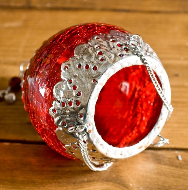 【インド品質・ワケアリ】逆ドーム型ハンギングキャンドルスタンド レッド (小) 2 - 商品の上部を拡大してみました。