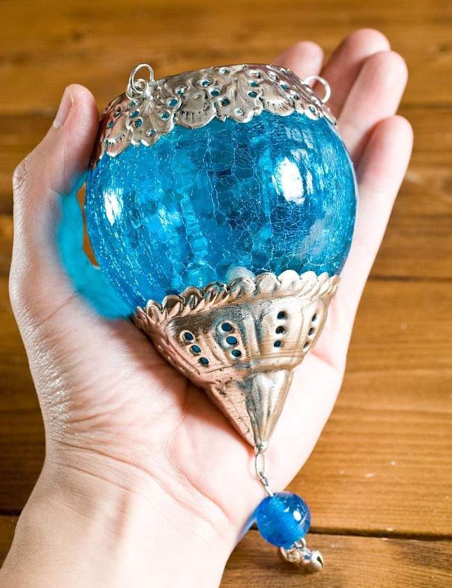 【インド品質・ワケアリ】逆ドーム型ハンギングキャンドルスタンド レッド (小) 4 - サイズをわかっていただくために同ジャンルの物を手に持ってみました。