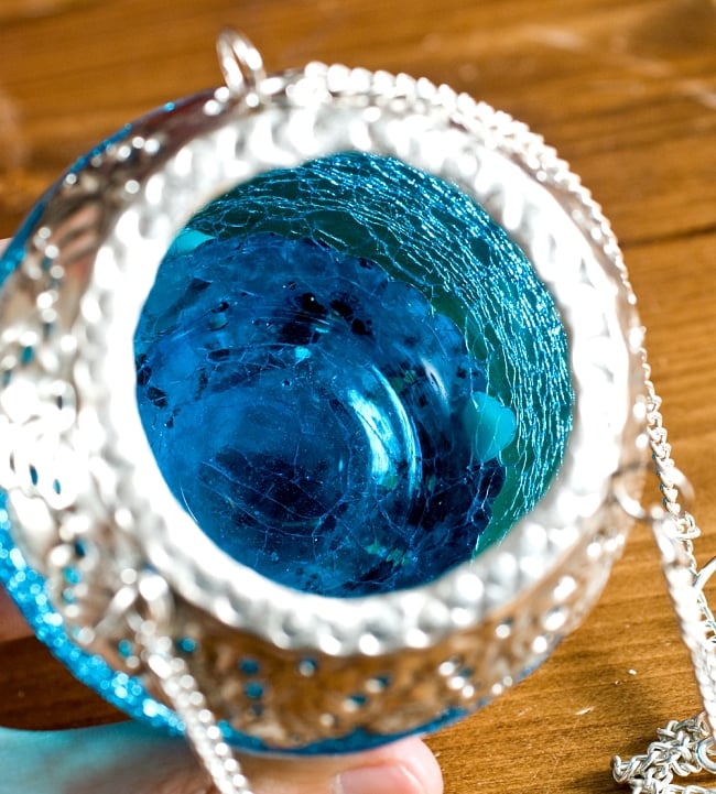 【インド品質・ワケアリ】逆ドーム型ハンギングキャンドルスタンド レッド (小) 5 - 中はこのようになっており、キャンドルを固定するようなものがありません。