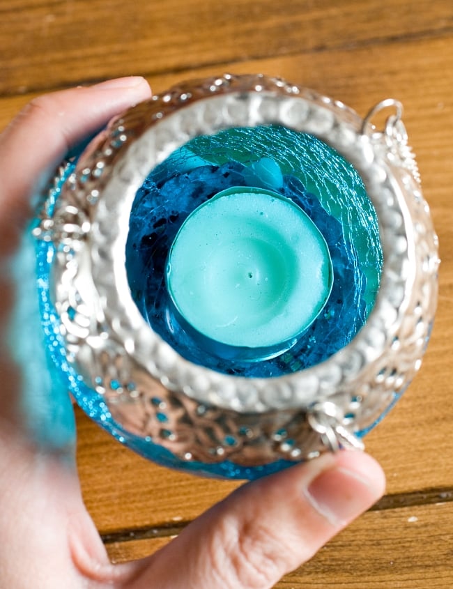 【インド品質・ワケアリ】逆ドーム型ハンギングキャンドルスタンド レッド (小) 6 - キャンドルを中に入れてみました。