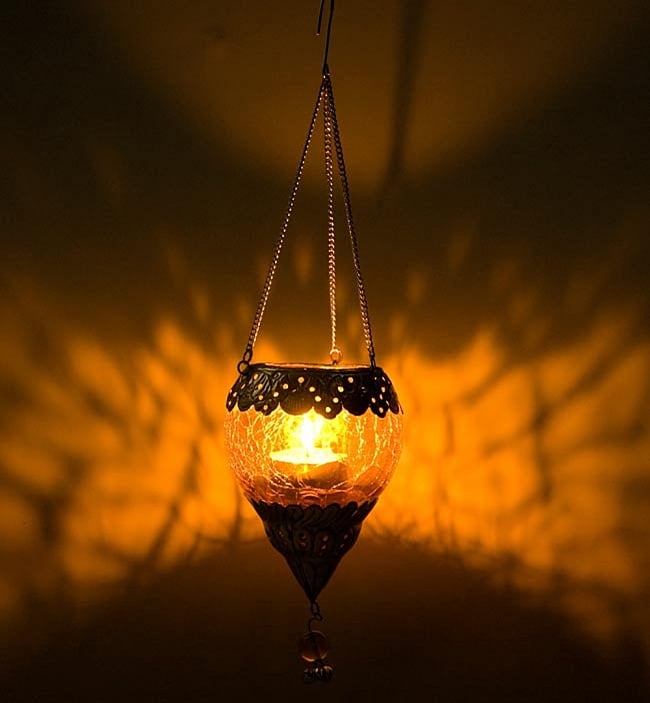 【インド品質・ワケアリ】逆ドーム型ハンギングキャンドルスタンド　グリーン　（小） 7 - 明かりを灯してみました。非常に幻想的です。