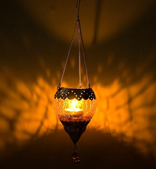 【インド品質・ワケアリ】逆ドーム型ハンギングキャンドルスタンド　みずいろ　（小） 7 - 明かりを灯してみました。非常に幻想的です。