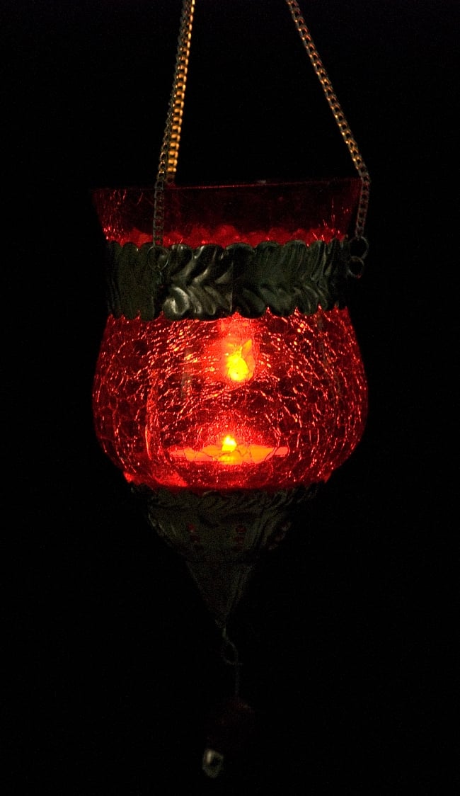 【インド品質】ひょうたん型ハンギングキャンドルスタンド　レッド　（大） 7 - 明かりを灯してみました。非常に幻想的です。