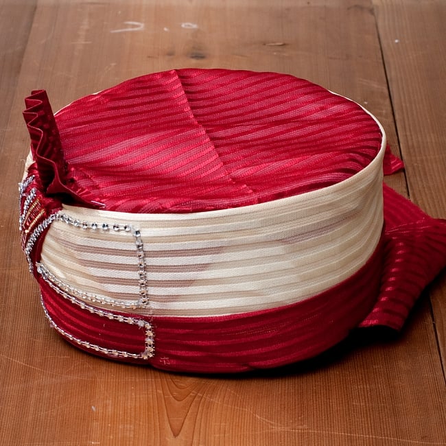 インスタントソフトターバン【頭の上がクリーム系 花やツタ模様】 7 - 横はこんな感じになっています。作りはそれなりのインド品質です。