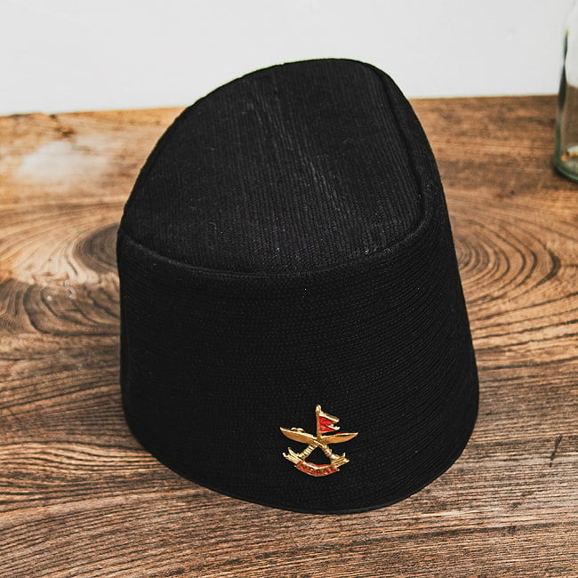カロ・トピ - ネパールの伝統的正装帽子 4 - やや左右非対称な形状です。