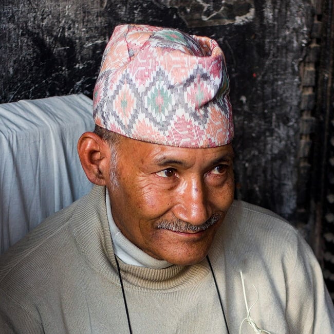 ダカ・トピ - ネパールの伝統的正装帽子 3 - 現地での着用例です。