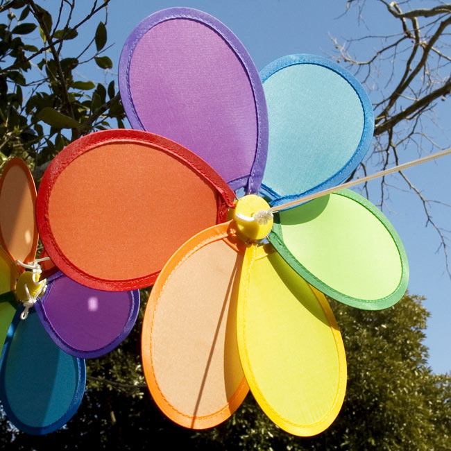 カラフルかざぐるま - デコレーション 2 - 外で撮影してみました。くるくる回ります。