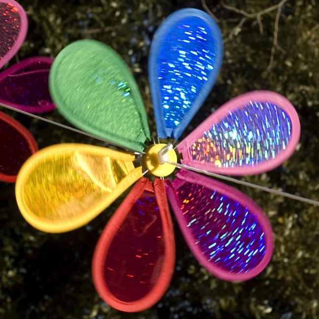 キラキラかざぐるま - デコレーションの商品写真 2枚目 外で撮影してみました。くるくる回ります。