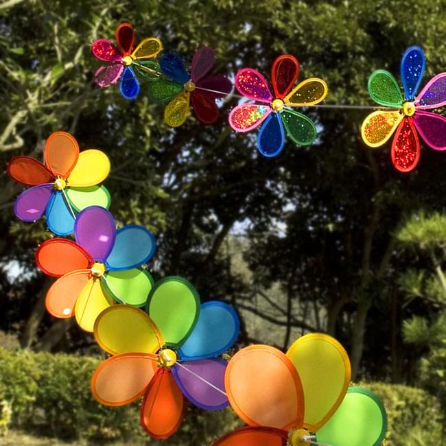 キラキラかざぐるま - デコレーションの商品写真 3枚目 外で撮影してみました。お日さまがあたってきれいですね。