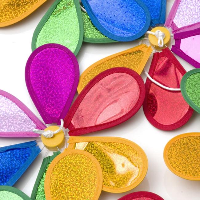 キラキラかざぐるま - デコレーションの商品写真 4枚目 室内で撮りました。拡大写真です。