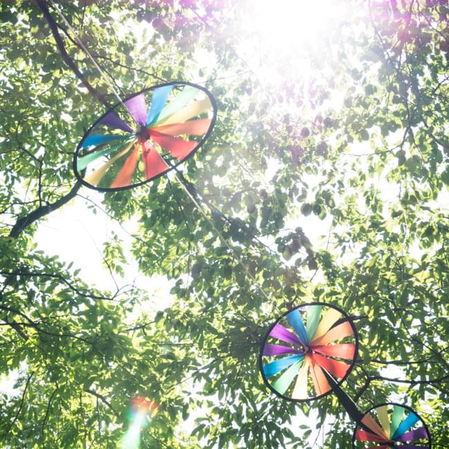 キラキラかざぐるま - デコレーションの商品写真 7枚目 自然との相性も良いですよ!