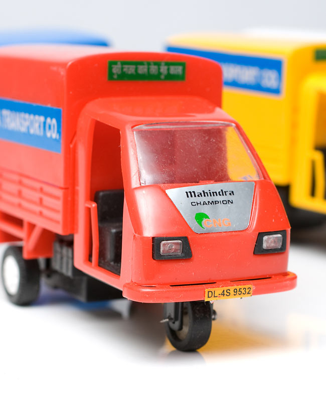 インドの働く車 オート三輪-赤(Mahindra Champion) 6 - 角度を変えてみてみました。