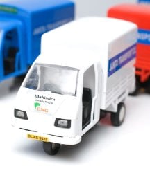 インドの働く車 オート三輪-白（Mahindra Champion）の商品写真