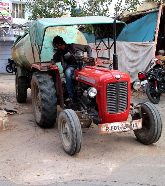 インドの働く車 水タンク車 - 黄 9 - インドで活躍するウォーターサーバー車