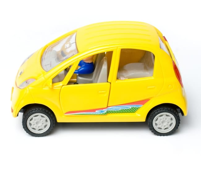 インドの働く車 nanoカー 2 - 真横から見てみました。プレゼントにもぴったりのキュートな造形です。
