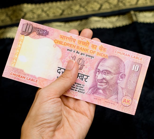 インドのこども銀行【10ルピー札】10枚セット 6 - 手に持ってみるとこのくらいのサイズです。