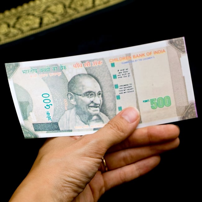 インドのこども銀行【500ルピー札】10枚セット 6 - 手に持ってみるとこのくらいのサイズです。