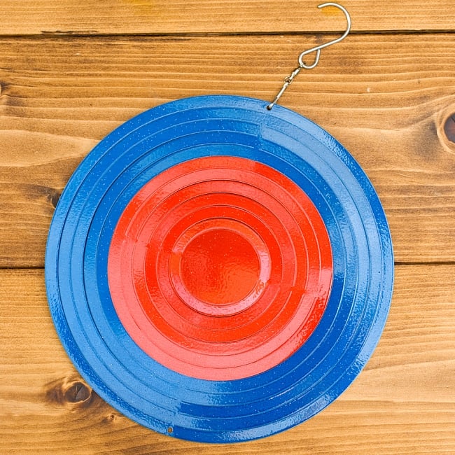 カラフルコスモスピナー 太陽で輝き風で動くモビール- 赤と青（8インチ） 2 - 全体写真です