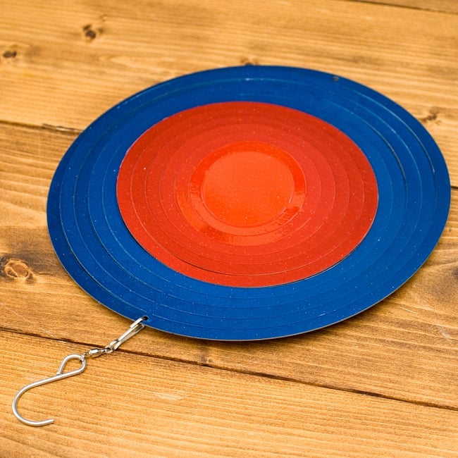 カラフルコスモスピナー 太陽で輝き風で動くモビール- 赤と青（8インチ） 3 - 本体にフック部分があるので届いてすぐに使用できます