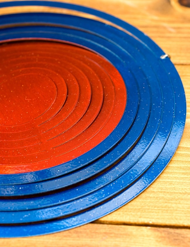 カラフルコスモスピナー 太陽で輝き風で動くモビール- 赤と青（8インチ） 4 - このような形になっています