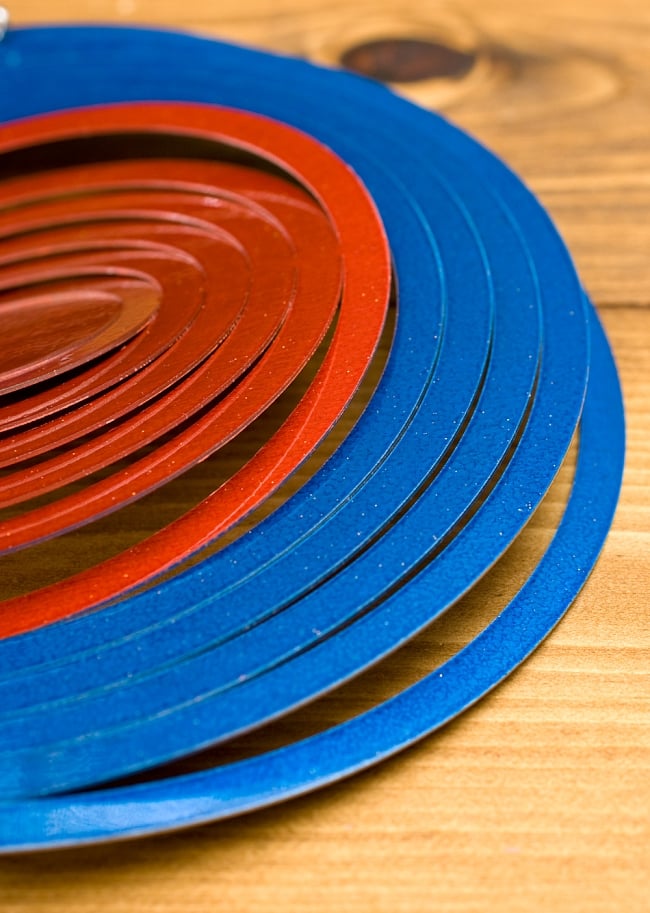 カラフルコスモスピナー 太陽で輝き風で動くモビール- 赤と青（8インチ） 5 - こんな柄です