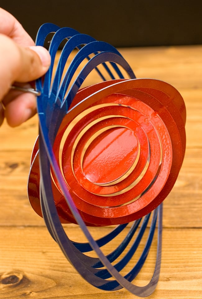 カラフルコスモスピナー 太陽で輝き風で動くモビール- 赤と青（8インチ） 6 - 折り曲げることができるようになっています