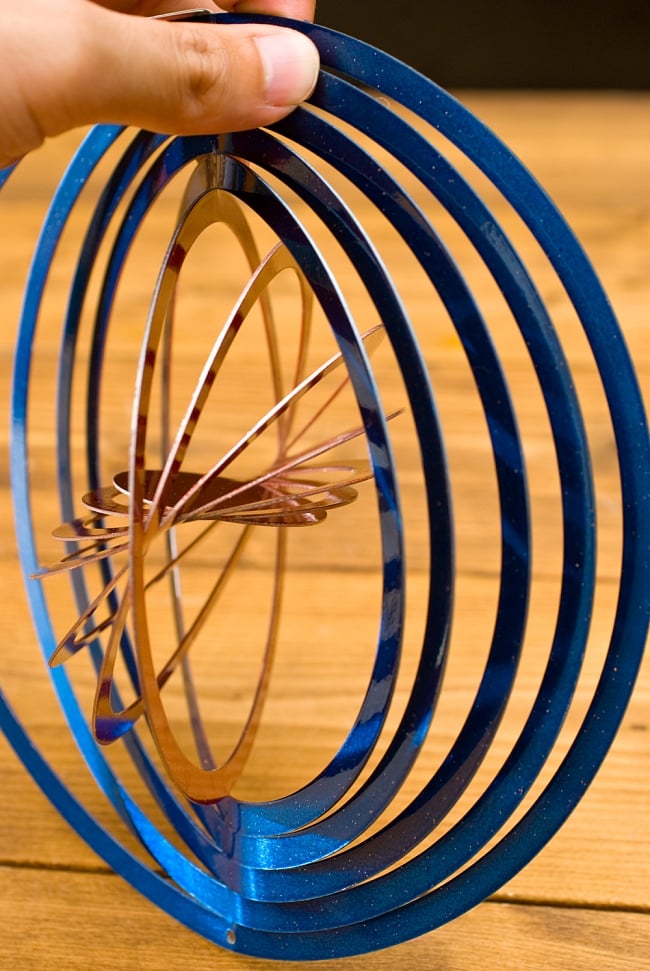 カラフルコスモスピナー 太陽で輝き風で動くモビール- 赤と青（8インチ） 7 - 折り曲げたところを別の角度から撮影してみました