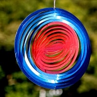 カラフルコスモスピナー 太陽で輝き風で動くモビール- 赤と青(8インチ)