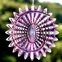 カラフルコスモスピナー 太陽で輝き風で動くモビール- 紫と銀のとげとげ（8インチ）の商品写真