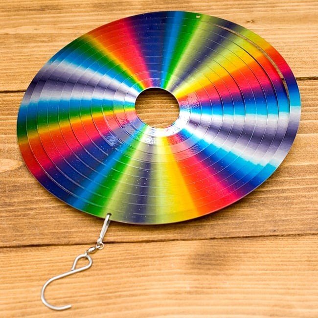 カラフルコスモスピナー 太陽で輝き風で動くモビール- レインボーサークル（8インチ） 3 - 本体にフック部分があるので届いてすぐに使用できます