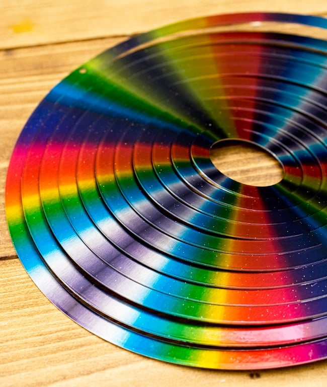 カラフルコスモスピナー 太陽で輝き風で動くモビール- レインボーサークル（8インチ） 4 - このような形になっています