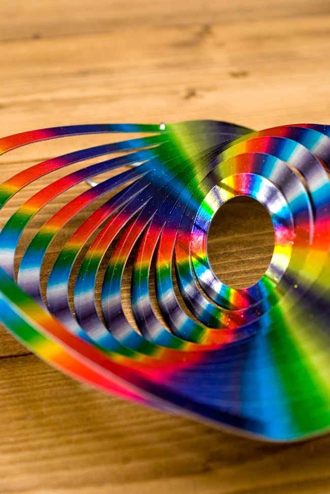 カラフルコスモスピナー 太陽で輝き風で動くモビール- レインボーサークル（8インチ） 6 - 折り曲げることができるようになっています