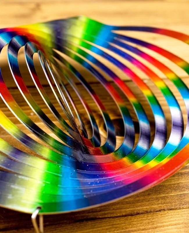 カラフルコスモスピナー 太陽で輝き風で動くモビール- レインボーサークル（8インチ） 7 - 折り曲げたところを別の角度から撮影してみました