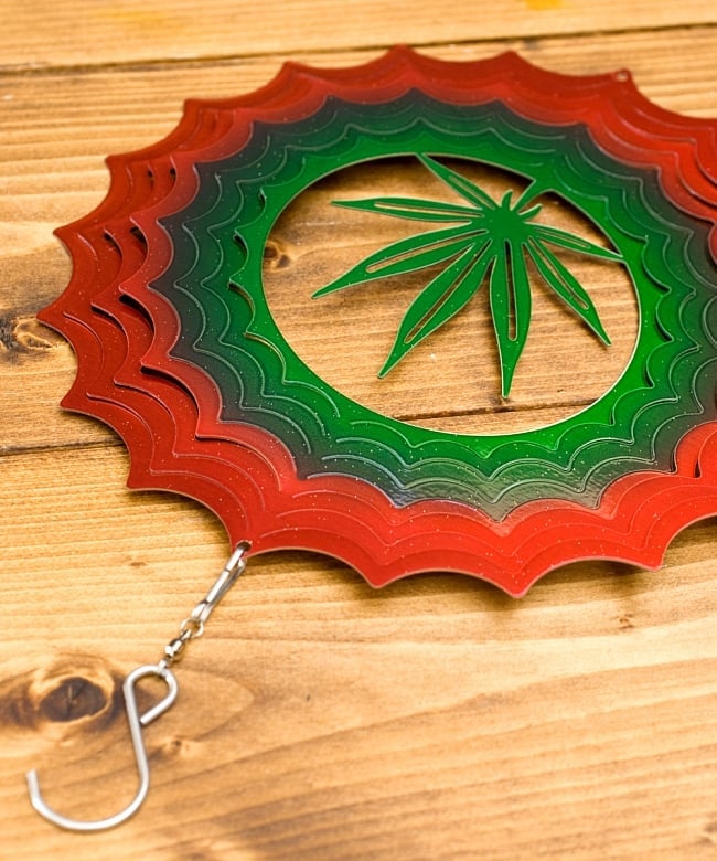 カラフルコスモスピナー 太陽で輝き風で動くモビール-麻の葉(8インチ) 3 - 本体にフック部分があるので届いてすぐに使用できます