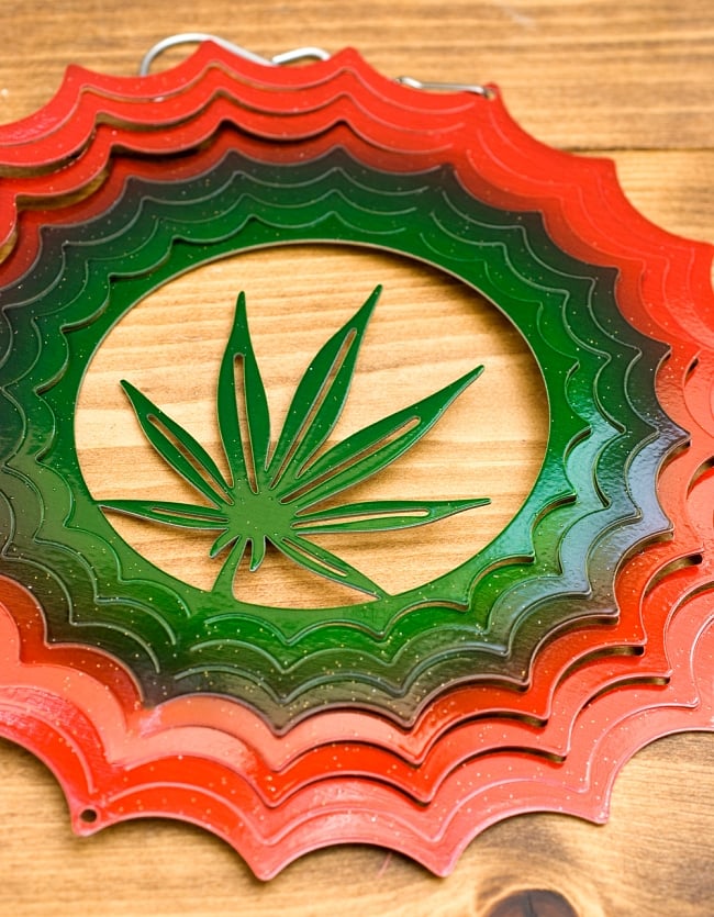 カラフルコスモスピナー 太陽で輝き風で動くモビール-麻の葉(8インチ) 4 - このような形になっています