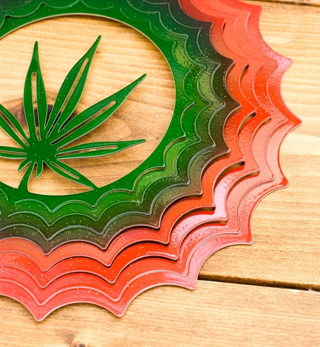 カラフルコスモスピナー 太陽で輝き風で動くモビール-麻の葉(8インチ) 5 - こんな柄です