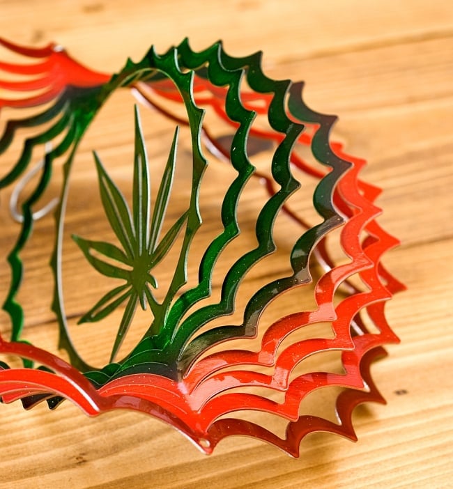 カラフルコスモスピナー 太陽で輝き風で動くモビール-麻の葉(8インチ) 6 - 折り曲げることができるようになっています