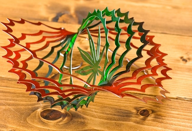 カラフルコスモスピナー 太陽で輝き風で動くモビール-麻の葉（8インチ） 7 - 折り曲げたところを別の角度から撮影してみました