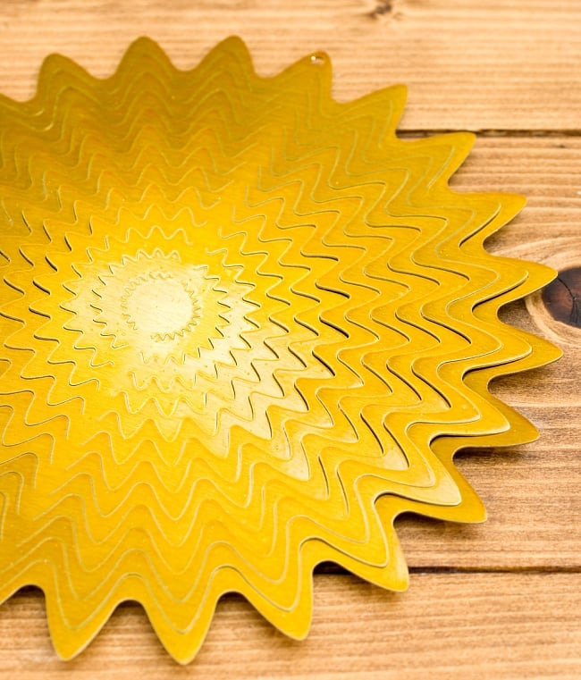 カラフルコスモスピナー 太陽で輝き風で動くモビール-ゴールド（8インチ） 4 - このような形になっています