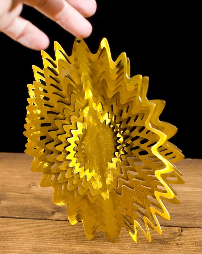 カラフルコスモスピナー 太陽で輝き風で動くモビール-ゴールド（8インチ） 6 - 折り曲げることができるようになっています