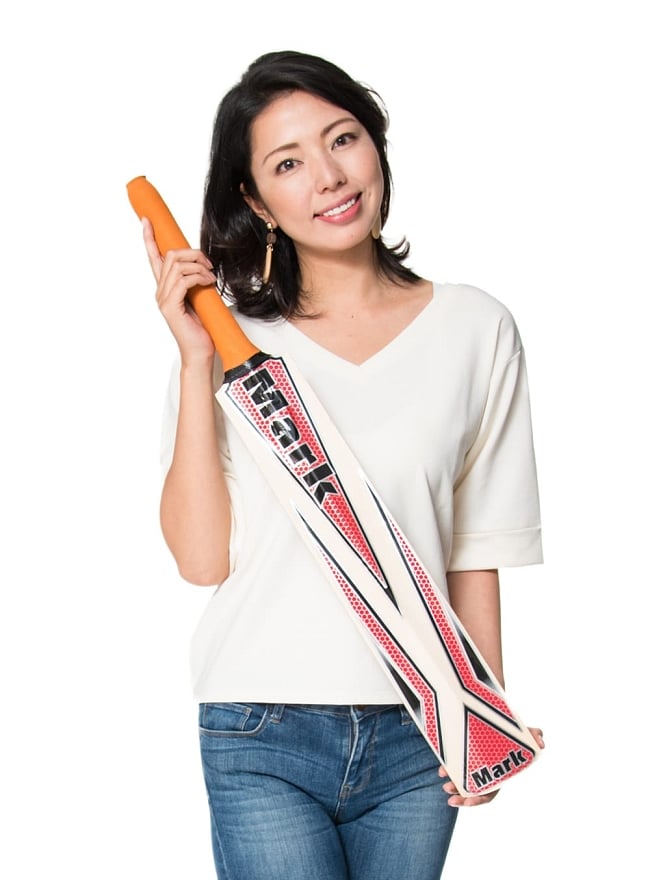 [訳あり]クリケットバット - Mark Cluster 9 - 類似品を、モデルさんに持ってもらったところです。