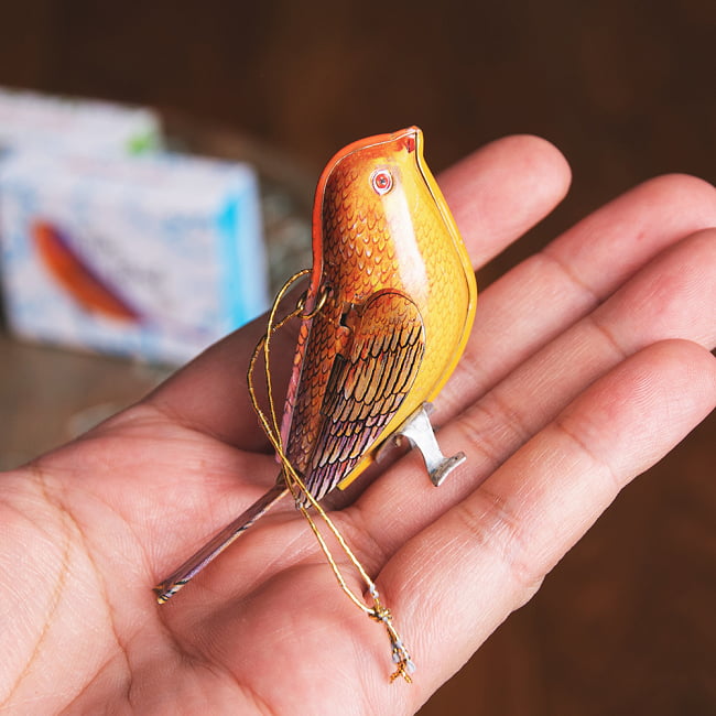 〔アソート〕カラフル小鳥さん　尻尾と羽が連動する　インドのレトロなブリキのおもちゃ 9 - このくらいのサイズ感になります