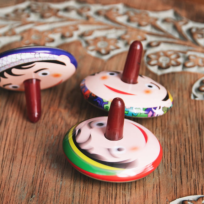 〔アソート〕長っ鼻少年のコマ　インドのレトロなブリキのおもちゃの写真1枚目です。レトロでかわいいブリキのコマです駒,ピノッキオの冒険,ブリキ,ブリキ玩具,ティントイ,おもちゃ,オモチャ,レトロ,昭和