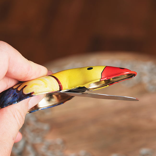 〔アソート〕ダック・クリッカー 楽しい音が鳴る! インドのレトロなブリキのおもちゃ 8 - ここを押すと音がなります