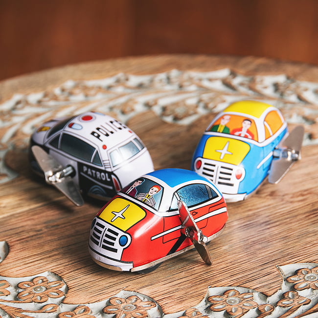 ゼンマイ式で走り回る！クラシックミニカー　インドのレトロなブリキのおもちゃの写真1枚目です。レトロでかわいいブリキのオモチャですぜんまい式玩具,車,レトロカー,ブリキ,ブリキ玩具,ティントイ,おもちゃ,オモチャ,レトロ,昭和
