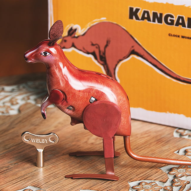 ゼンマイ式　 ピョンピョン跳ねるカンガルーさん　インドのレトロなブリキのおもちゃ 2 - 拡大写真です
