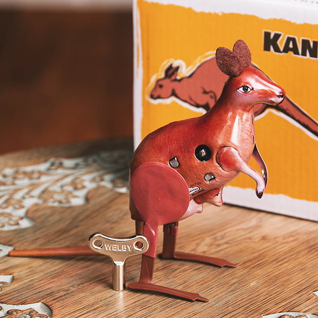 ゼンマイ式　 ピョンピョン跳ねるカンガルーさん　インドのレトロなブリキのおもちゃ 4 - 別の角度から