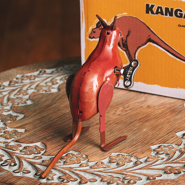 ゼンマイ式　 ピョンピョン跳ねるカンガルーさん　インドのレトロなブリキのおもちゃ 5 - 後ろからの写真です